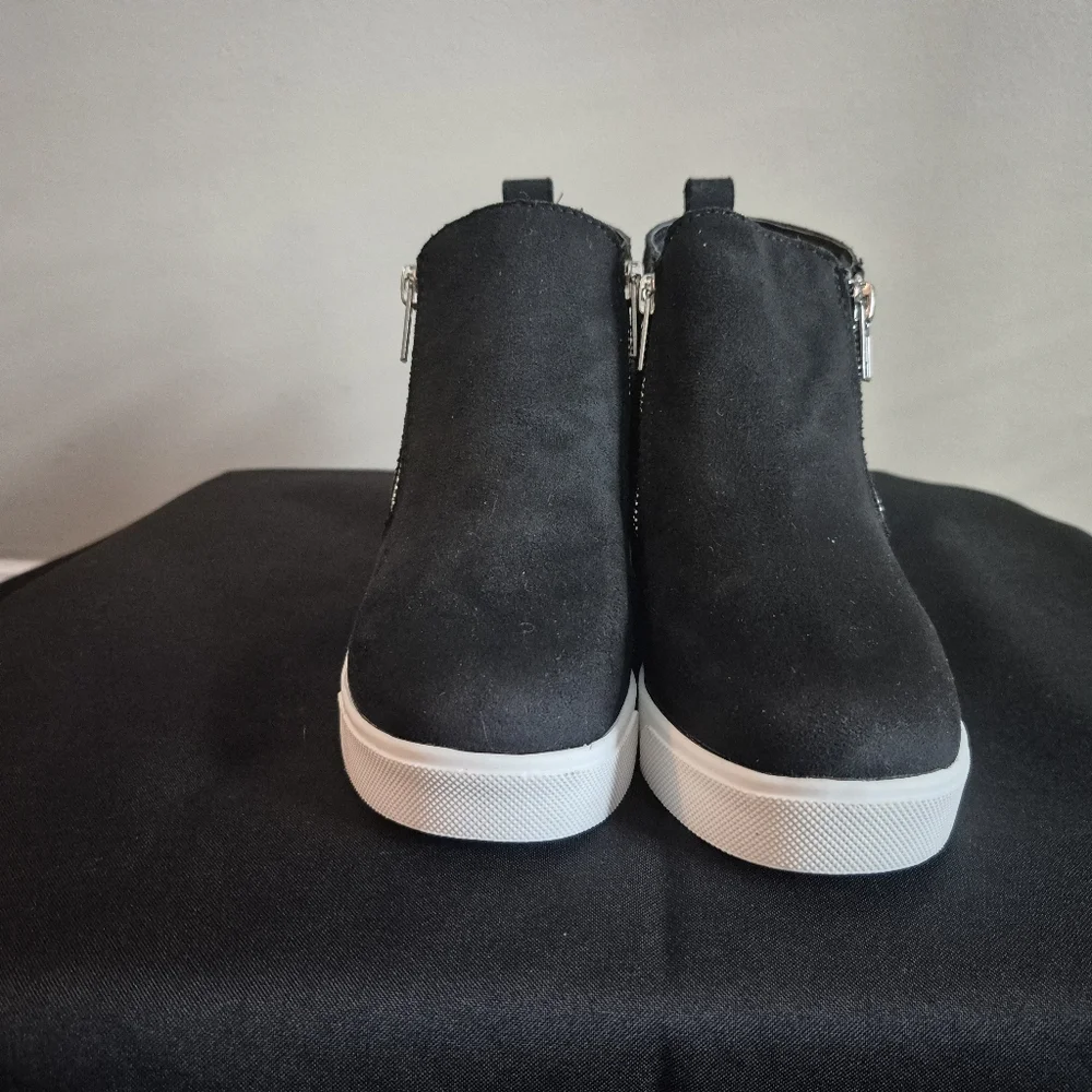 Shoes - Picture 2 of 4